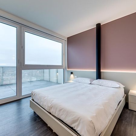 Sky Tower Suite Mestre Bagian luar foto