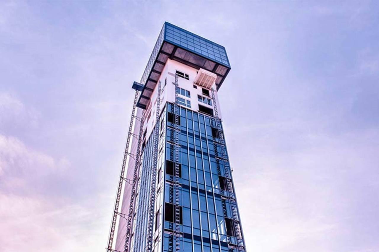 Sky Tower Suite Mestre Bagian luar foto