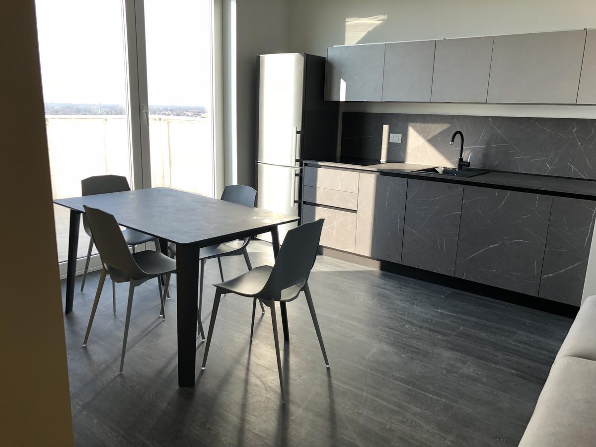 Sky Tower Suite Mestre Bagian luar foto