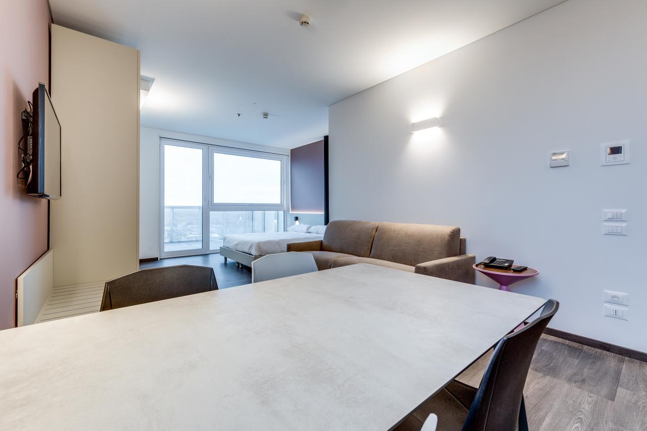 Sky Tower Suite Mestre Bagian luar foto