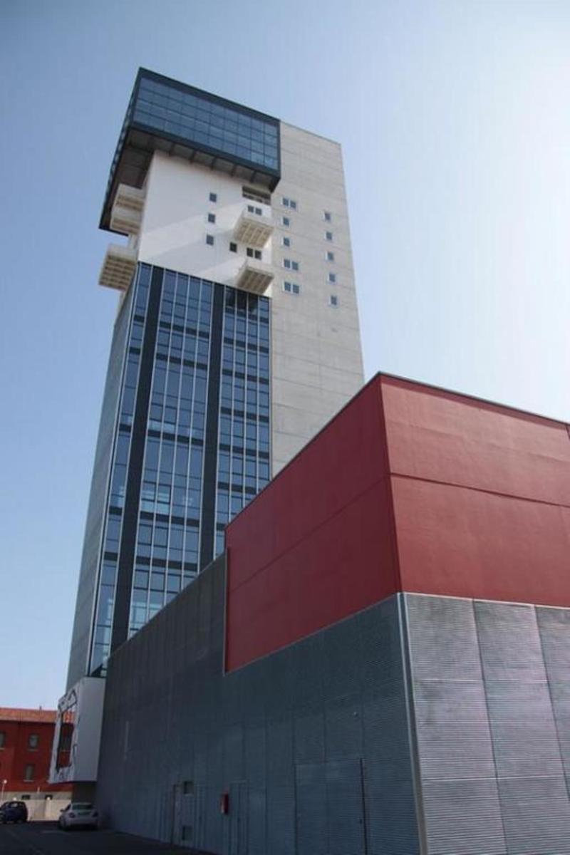 Sky Tower Suite Mestre Bagian luar foto