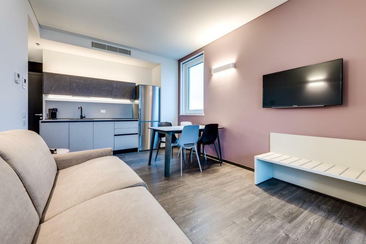Sky Tower Suite Mestre Bagian luar foto