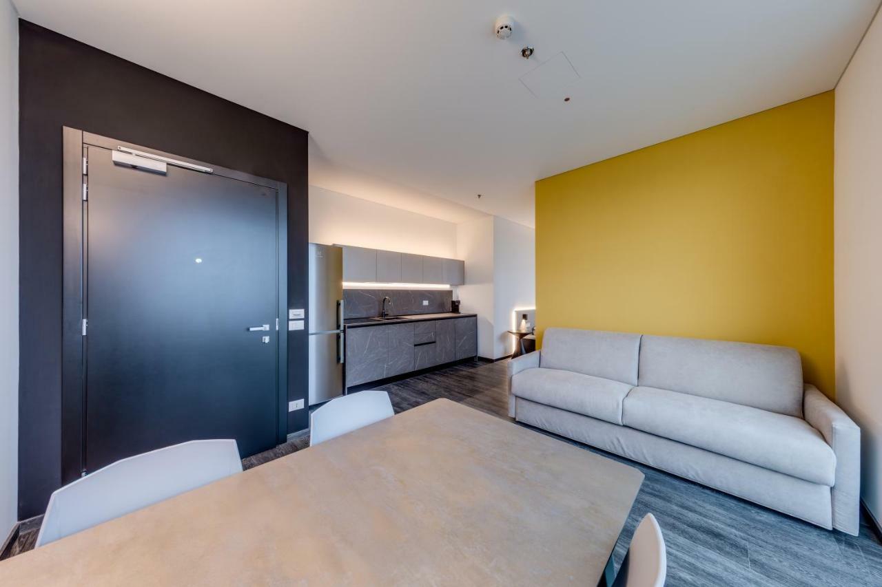 Sky Tower Suite Mestre Bagian luar foto