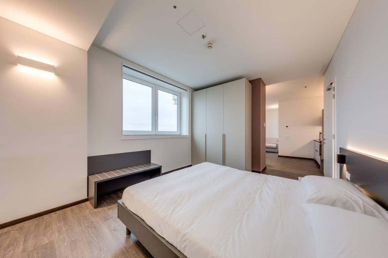 Sky Tower Suite Mestre Bagian luar foto