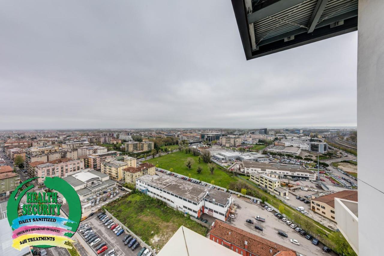 Sky Tower Suite Mestre Bagian luar foto